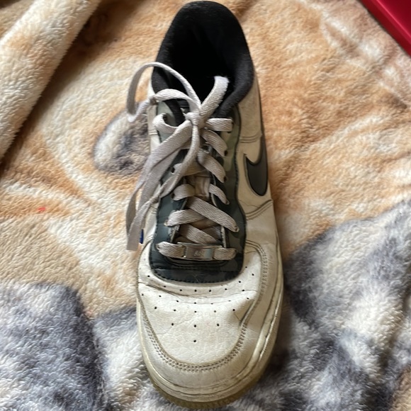 These are old and lil beat up but they are special edition Air Force 1s - Picture 3 of 3